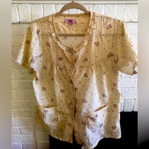 Smock top button up with two front pockets, gentle yellow with two kitty cats